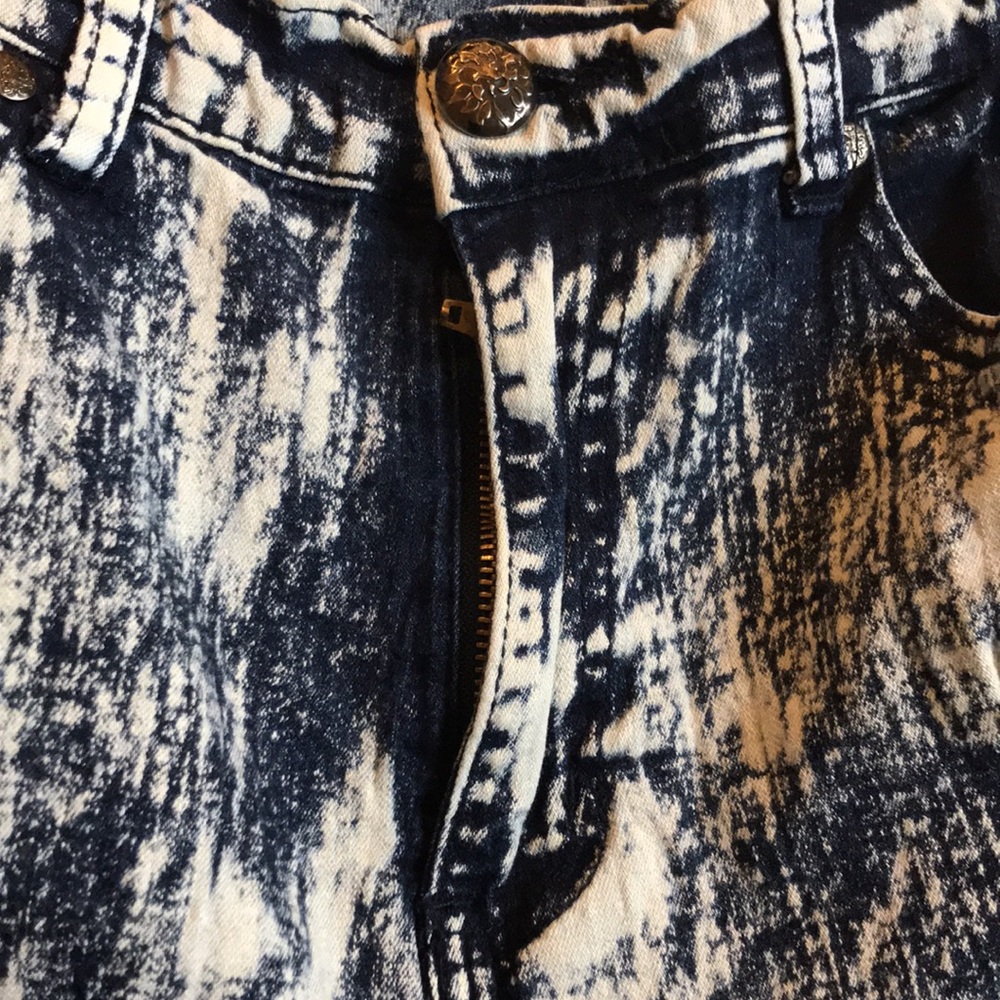 Stonewashed Ripped Jeans - Picture 6 of 9